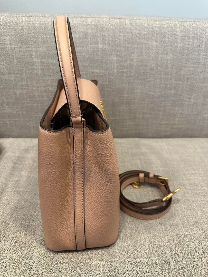 Tory Burch Britten Satchel (Category: Luxury Bags & Wallets) located in Manila. Submitted by biancaadng (Listing ID 1396190826, Image 2). Description: Tory Burch Britten Satchel with dustbag price negotiable 🩷.