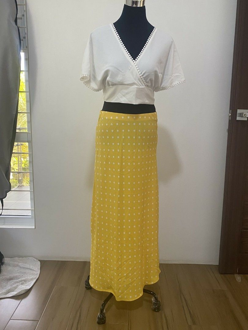 Yellow polkadot long skirt (Category: Skirts) located in Lipa City. Submitted by declotter.ph (Listing ID 1396234330, Image 2). Description: .