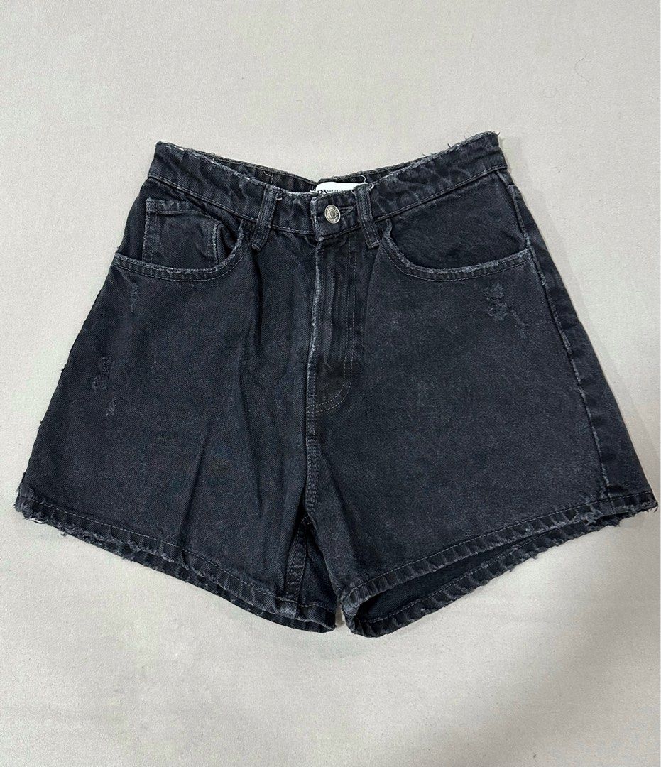 Zara Black Distressed Denim Shorts (Category: Shorts) located in Cavite. Submitted by nozebear (Listing ID 1396260703, Image 1). Description: Decluttering ❗️ Size: 25-26 L: 17 - Distressed with fading and small tears design .