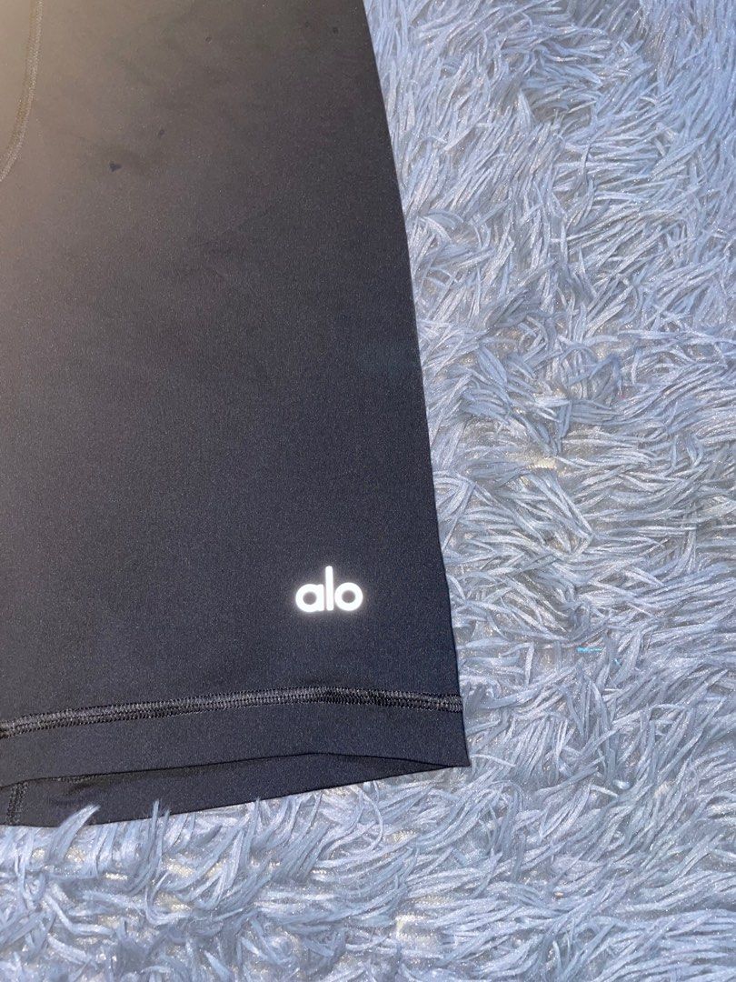 ALO YOGA WARRIOR COMPRESSION SHORTS (Category: Activewear) located in Bacoor. Submitted by southhustlaaaaa (Listing ID 1401291282, Image 2). Description: ALO YOGA WARRIOR COMPRESSION SHORTS size:large on tag excellent condition no issue.