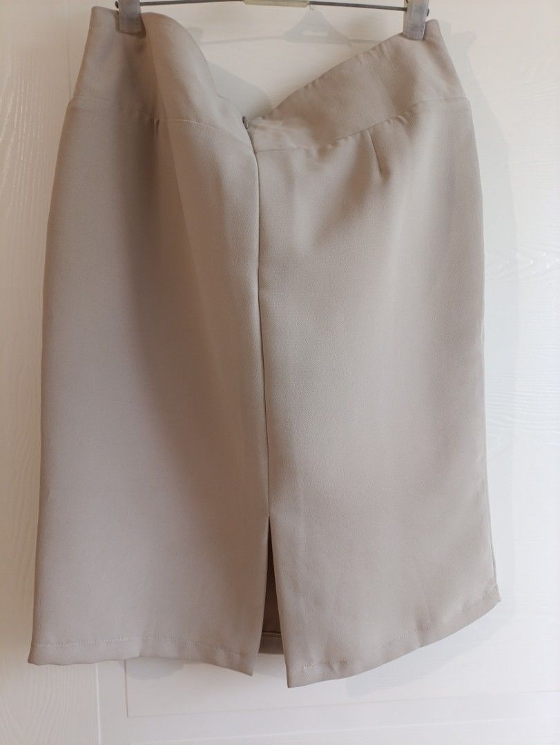 Attitudes Beige Pencil Skirt (Category: Skirts) located in Quezon City. Submitted by catsdeclutter (Listing ID 1401217715, Image 3). Description: - Attitudes beige skirt - Knee-length design - Features a back slit - Tailored fit - Size: EU 44, UK 16, USA 12 best fits Large - Zipper closure.