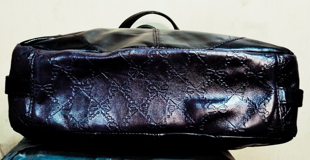 Bana Bana Black Handbag (Category: Tote Bags) located in Quezon City. Submitted by heavenleigh88qm (Listing ID 1401325582, Image 3). Description: - Black Bana Bana handbag - Dual top handles - Decorative charm - Glossy finish - Silver-tone hardware - Embossed bottom - Interior zipper pocket - Stylish accessory size : 11x8x3 1/2 inches posted pics and size 📌Manage expectations 📌mop:gcash and Maya 📌shipping shouldered by buyer jnt , grab, lalamo