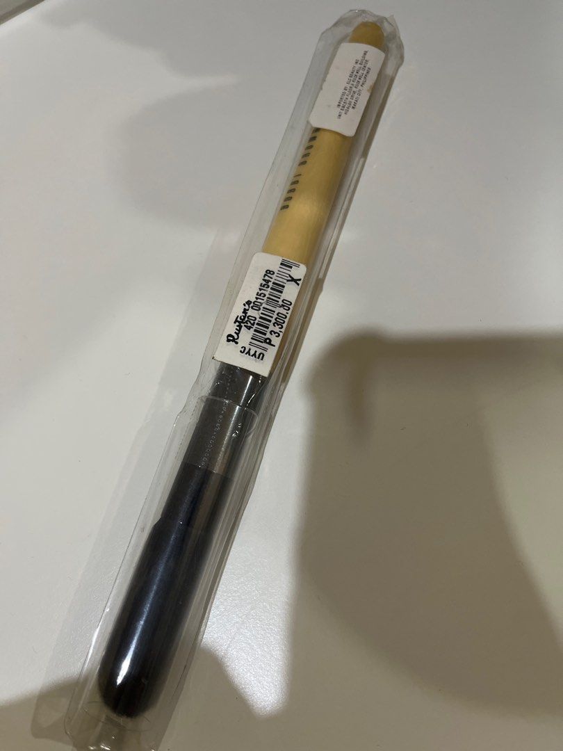 Bobbi Brown Sheer Powder Brush (Category: Makeup) located in Manila. Submitted by marylouche42170 (Listing ID 1401167420, Image 1). Description: Authentic Bobbi Brown Sheer Powder Brush. It is still in its original packaging. The brush has a black handle and a light-colored wooden section. The price tag shows a price of 3,300.00. The brush is designed for applying sheer powder..