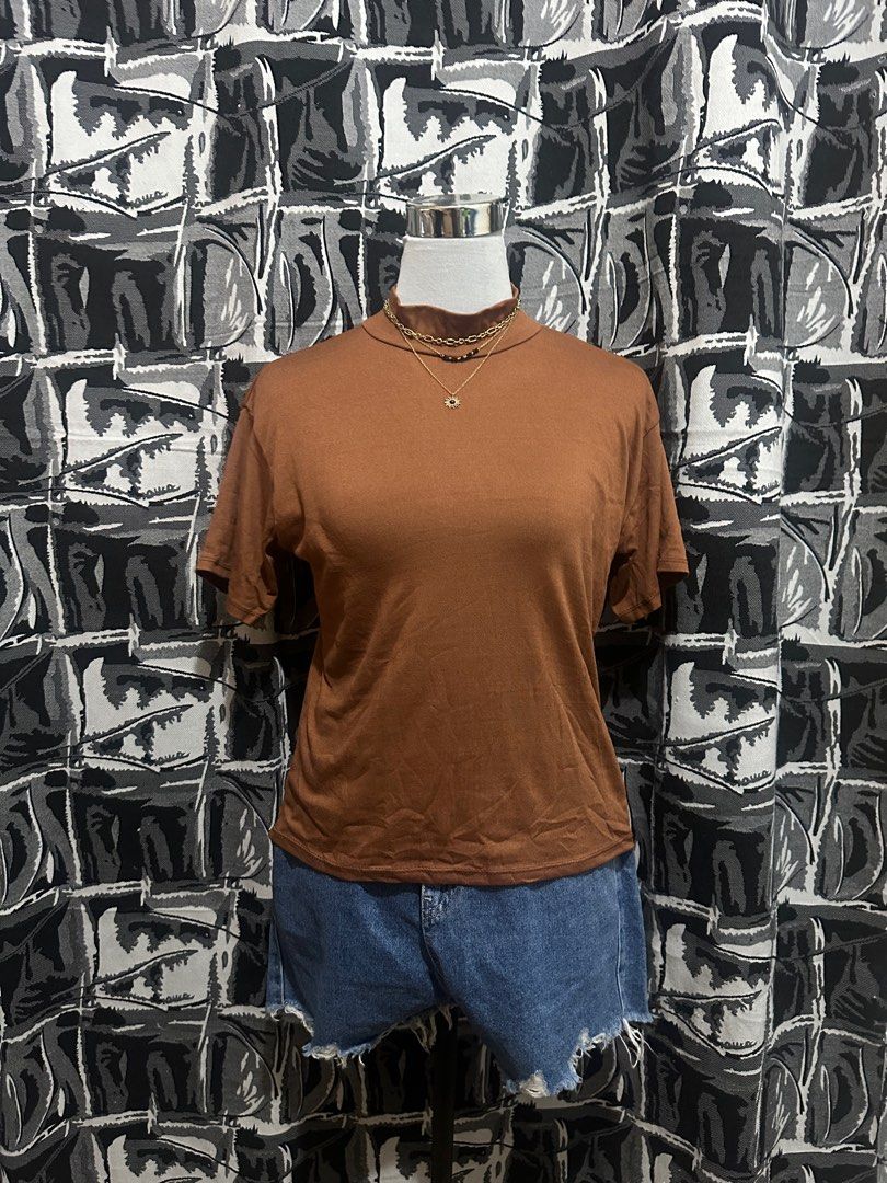 Brown Turtleneck Top (Category: Sleeveless) located in Antipolo. Submitted by declutteringsizzy (Listing ID 1401262630, Image 2). Description: - Cotton - Choco brown - Best fit to L - XL body frame - Stretchable - Width = 19in” - Length = 21in”.