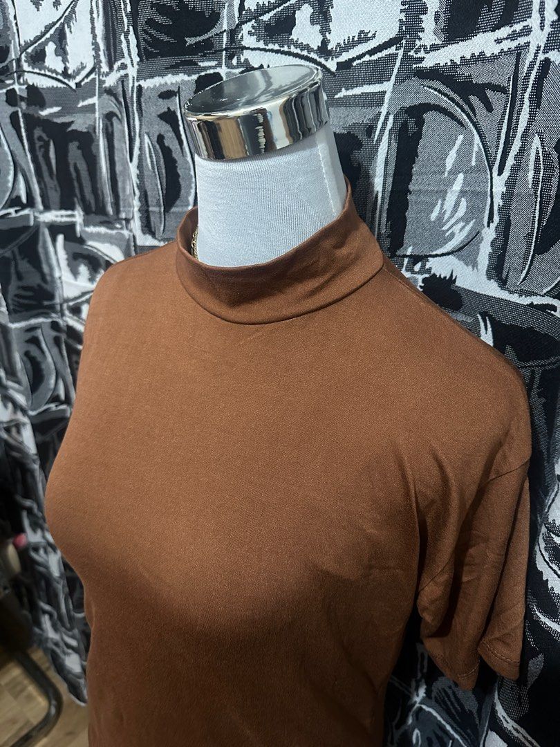 Brown Turtleneck Top (Category: Sleeveless) located in Antipolo. Submitted by declutteringsizzy (Listing ID 1401262630, Image 3). Description: - Cotton - Choco brown - Best fit to L - XL body frame - Stretchable - Width = 19in” - Length = 21in”.