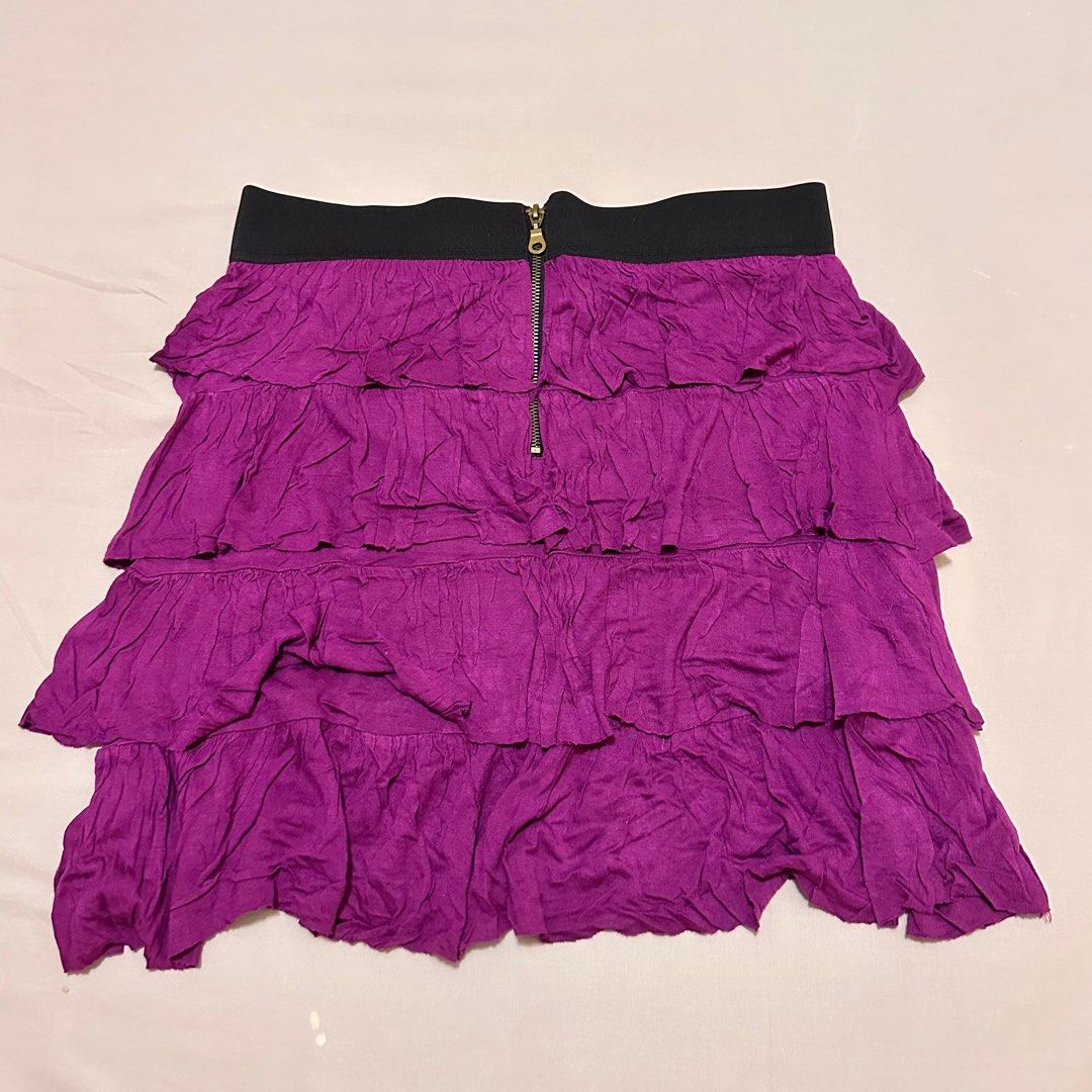Elle Fuchsia Ruffle Skirt (Category: Skirts) located in Quezon City. Submitted by secondseason_ph (Listing ID 1401171324, Image 2). Description: Size M • Authentic and preloved. • Colors may vary slightly due to lighting. • Ships via Lalamove (within Metro Manila) and J&T Express (outside Metro Manila). More items are found on our Instagram @secondseason_ph..