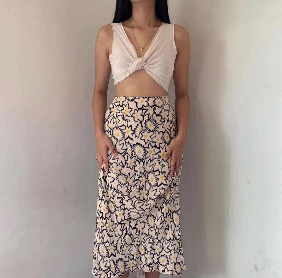 Floral Midi Skirt (Category: Skirts) located in Quezon City. Submitted by d.archives (Listing ID 1401211459, Image 1). Description: Midi skirt features a unique floral pattern. It has a high waist and a flowy silhouette. The skirt is a neutral color with black and yellow floral details. It is perfect for a casual day out or can be dressed up for a special occasion. The skirt has a slight ruffle at the bottom. helping tags: araw, la presko, bacole