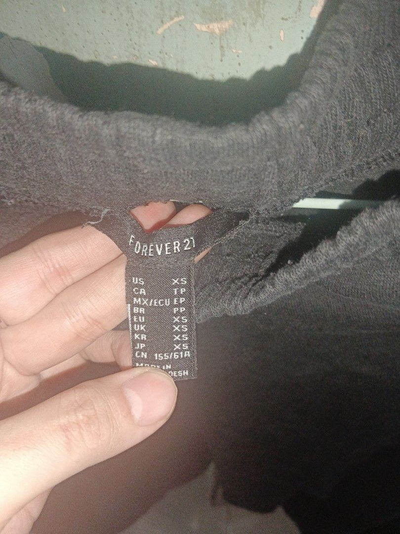 Forever 21 XS Black Sweatpants (Category: Other Bottoms) located in San Juan City. Submitted by vrncrosetejk (Listing ID 1401222704, Image 2). Description: Black sweatpants from Forever 21. Features an elastic waistband and cuffs. The size is XS. Made of a soft material, suitable for casual wear. The pants have pockets on the sides. Perfect for lounging or running errands. The pants are a solid black color. PM for inquiries.