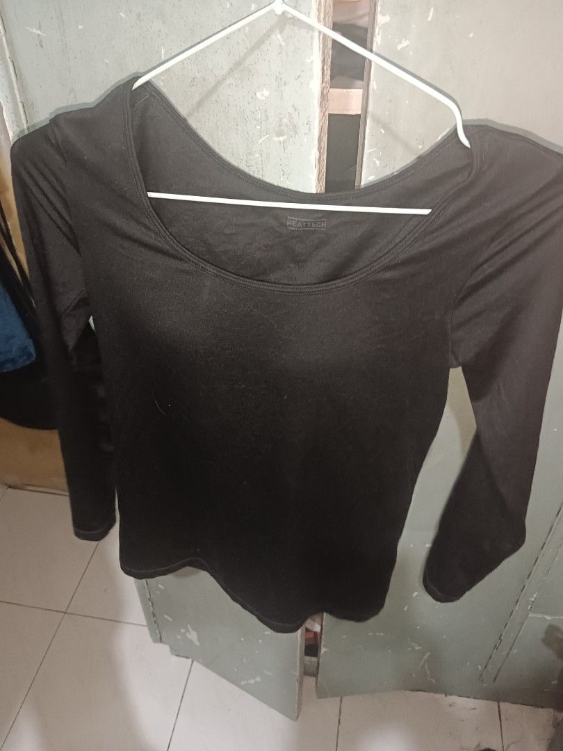 Heattech Black Long Sleeve Top (Category: Longsleeves) located in San Juan City. Submitted by vrncrosetejk (Listing ID 1401225772, Image 1). Description: - Black long-sleeved Heattech top - Features a scoop neck - Includes built-in padding - Made of thin, thermal fabric - Perfect for layering or wearing alone - Designed for comfort and warmth.