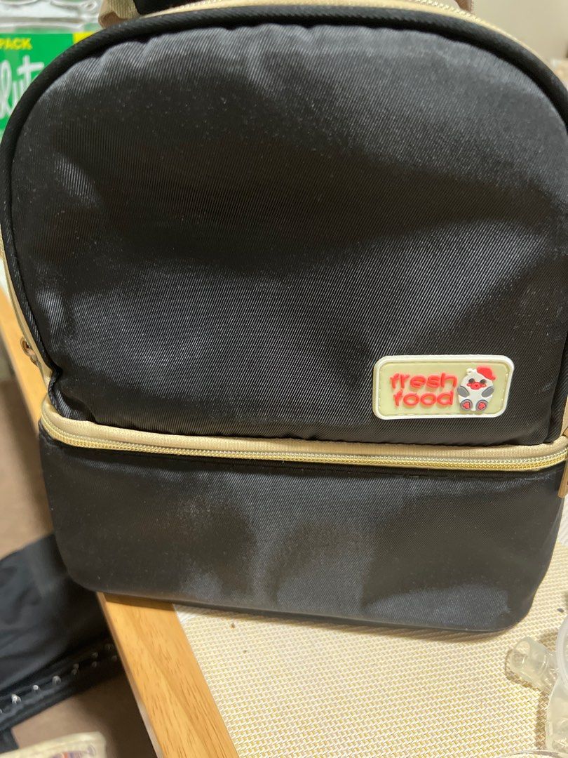 Insulated Milk Bag (Category: Breastfeeding & Bottle Feeding) located in Pasig City. Submitted by chiesdecluttering (Listing ID 1401241737, Image 2). Description: Insulated bag with ice pack .