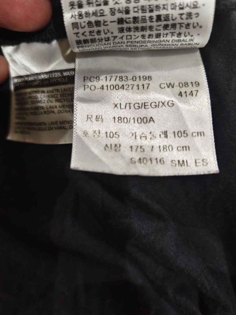 Levi's Black XL T-Shirt (Category: Tshirts & Polo Shirts ) located in Trece Martires City. Submitted by warmix (Listing ID 1401203230, Image 3). Description: Authentic Levi's black t-shirt in XL size. Features the iconic Levi's logo on the front. Made in El Salvador. Includes the Levi's red tab on the side. The shirt has care instructions and size details on the inner tags..