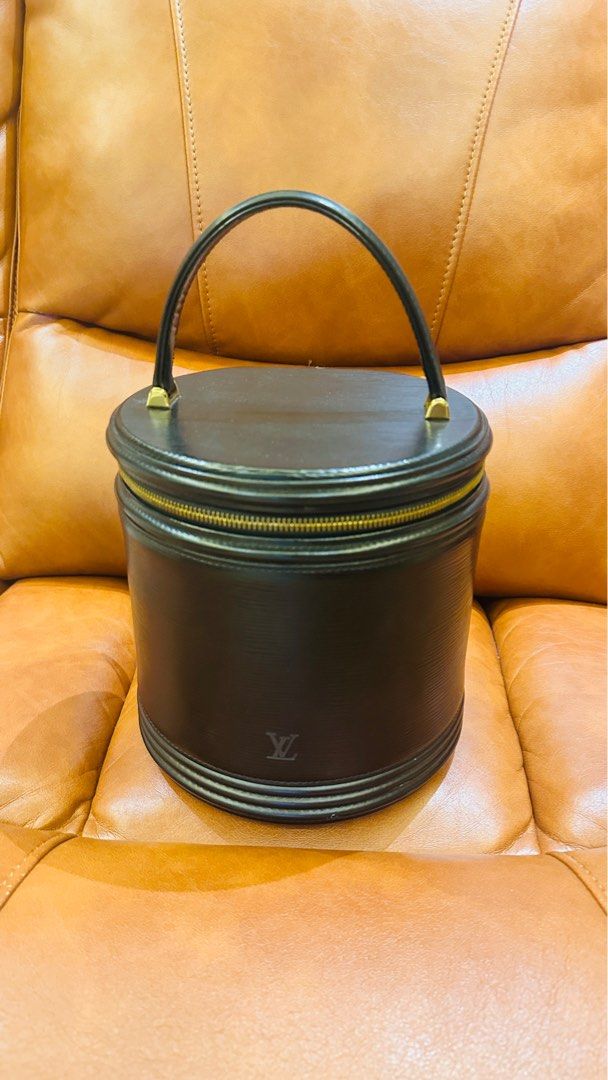Louis Vuitton Epi Bucket Bag (Category: Luxury Bags & Wallets) located in Muntinlupa City. Submitted by shopaholicmomma24 (Listing ID 1401345359, Image 1). Description: Selling my preloved and authentic LV Epi Leather Bucket bag. Rarely used and is pristine condition. Comes with dust bag and lock & key set.