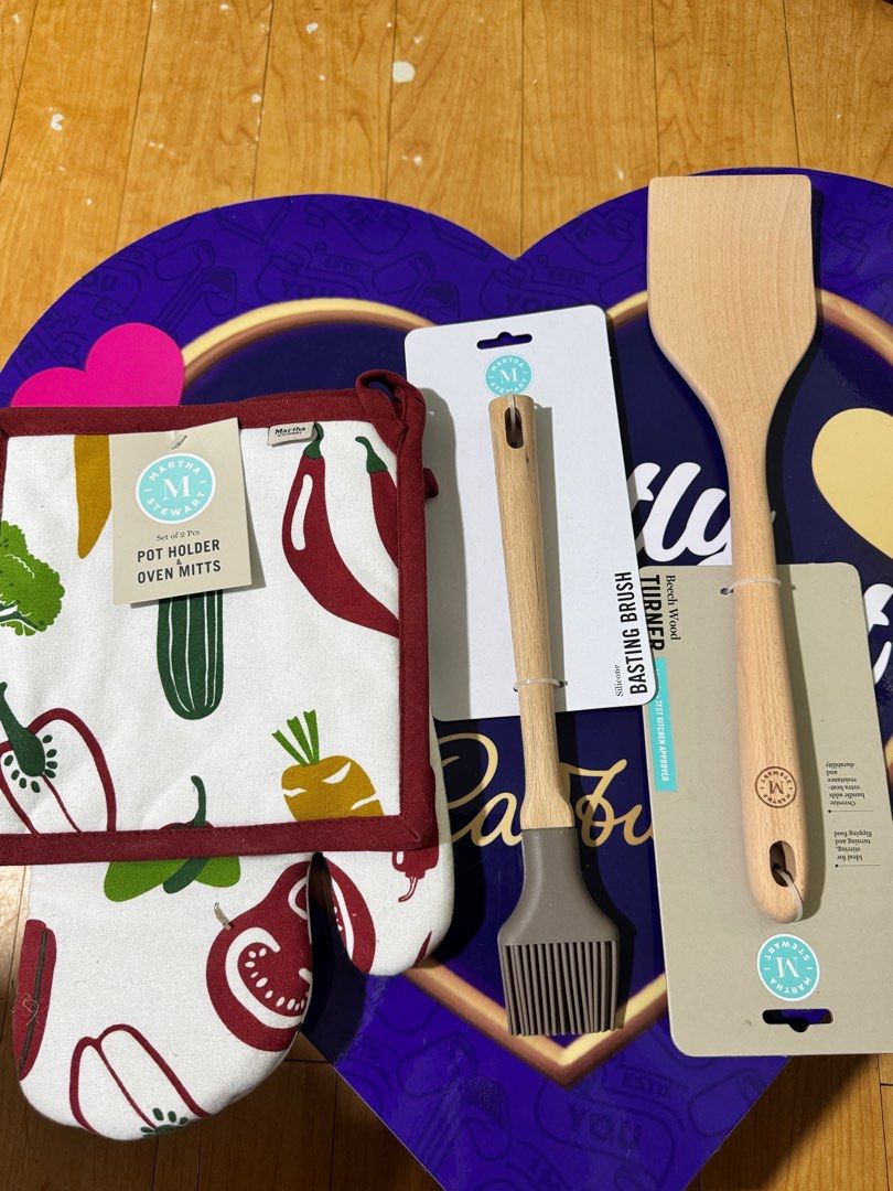 Martha Stewart Kitchen Utensils Set (Category: Dinnerware & Cutlery) located in Mandaluyong City. Submitted by bufifinds (Listing ID 1401201835, Image 1). Description: Martha Stewart gift set worth 1500.