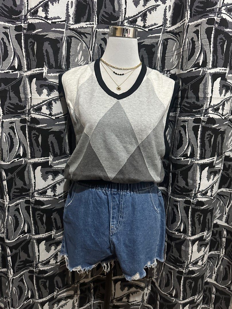 Merona Argyle Vest - Size L (Category: Vests) located in Antipolo. Submitted by declutteringsizzy (Listing ID 1401291160, Image 2). Description: - Merona argyle vest - Size: Large - Classic argyle pattern in gray - Features black trim - V-neck design - Comfortable fit - Perfect for layering - Width = 22.5in” - Length = 29in”.