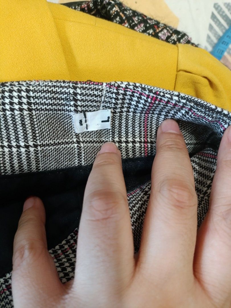 Plaid Pencil Skirt - Size L (Category: Skirts) located in Quezon City. Submitted by catsdeclutter (Listing ID 1401217827, Image 3). Description: size runs small to medium.