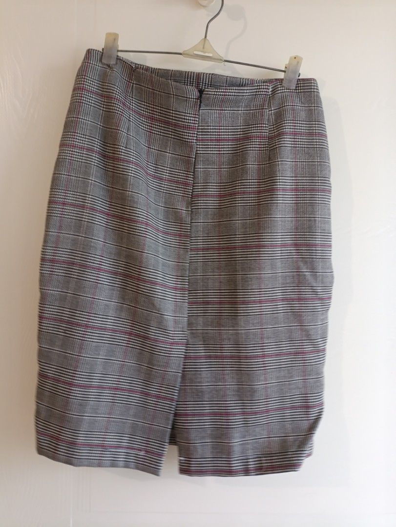 Plaid Pencil Skirt - Size L (Category: Skirts) located in Quezon City. Submitted by catsdeclutter (Listing ID 1401217827, Image 2). Description: size runs small to medium.