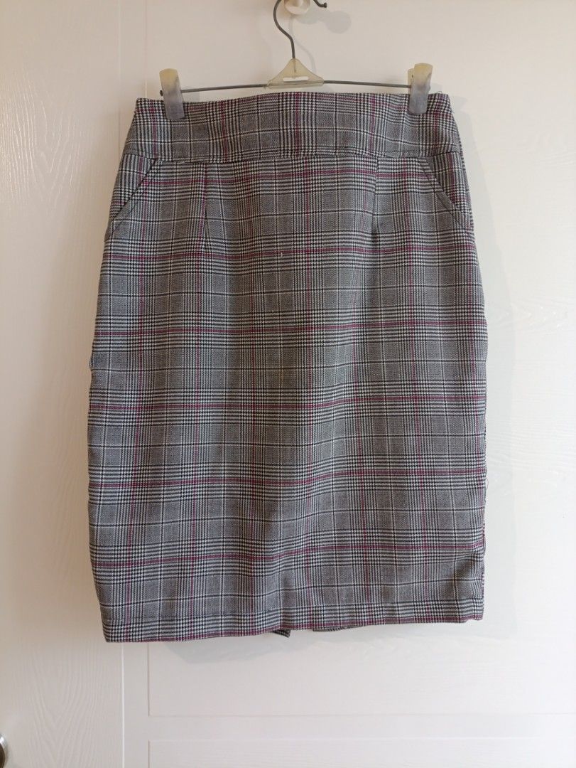 Plaid Pencil Skirt - Size L (Category: Skirts) located in Quezon City. Submitted by catsdeclutter (Listing ID 1401217827, Image 1). Description: size runs small to medium.