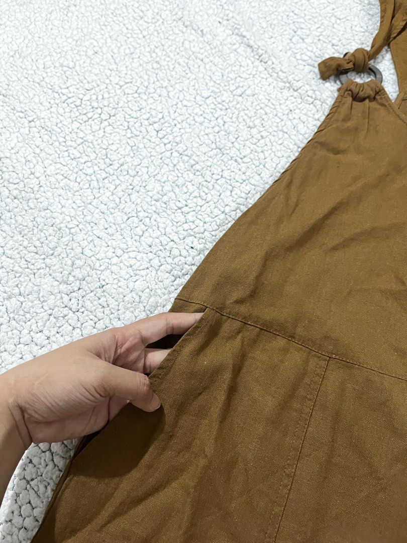 Pull&Bear Brown Overalls (Category: Jumpsuits) located in San Fernando. Submitted by declutterbydani__ (Listing ID 1401278677, Image 2). Description: excellent condi nbu with pockets both sides linen fabric.