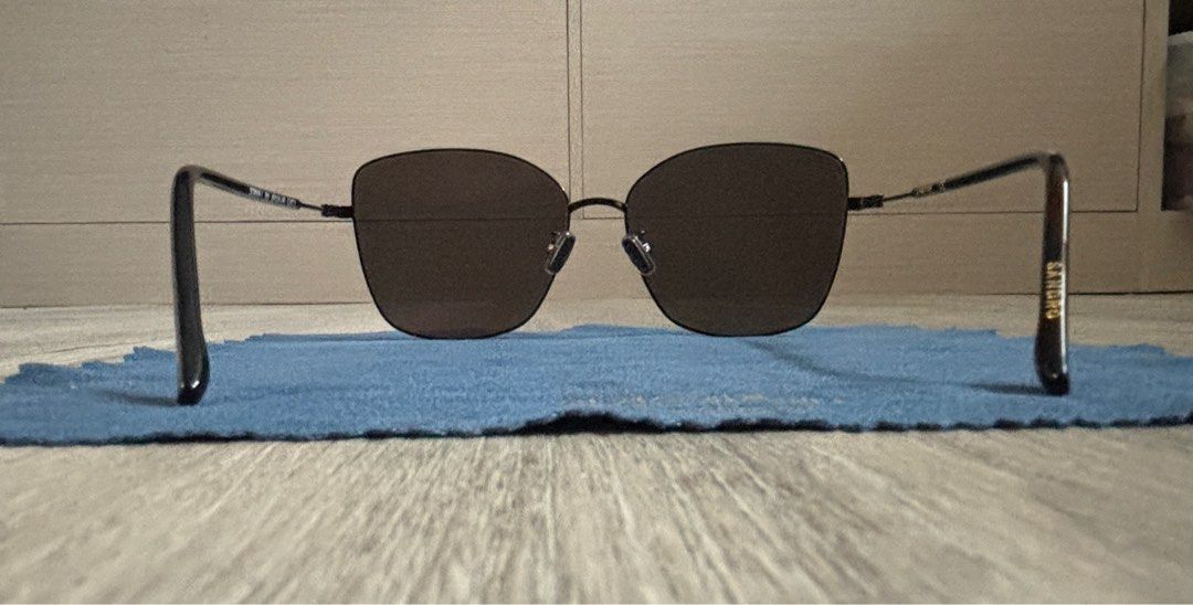 SANDRO sunglasses (Category: Sunglasses & Eyewear) located in Pasig City. Submitted by chibp (Listing ID 1401204057, Image 3). Description: Brand new. Black metal frame. Very chic. Super sophisticated. Bought from Korea for KRW220,000 or ₱9000++. Selling super discounted. .