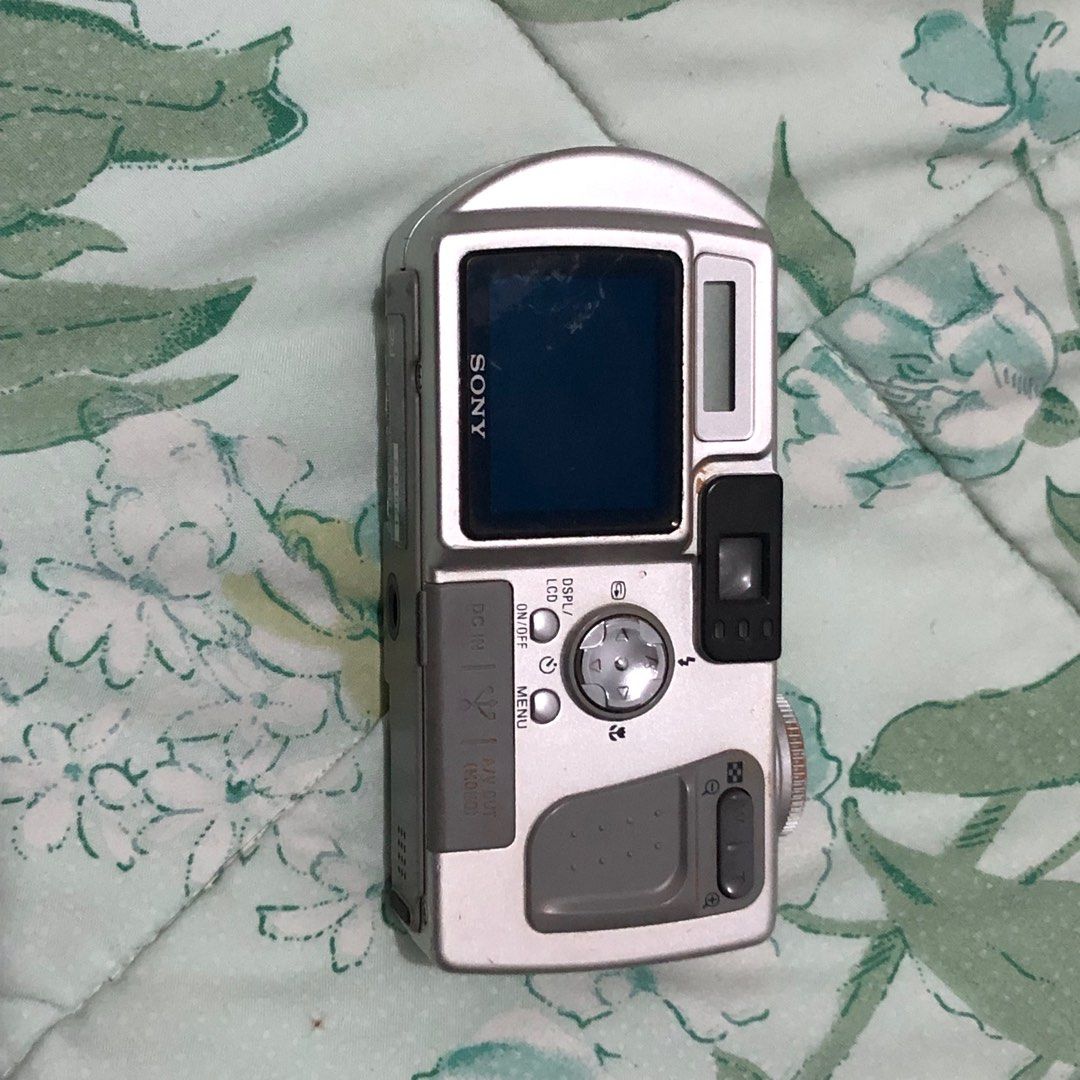 Sony Cyber-shot DSC-P5 Digital Camera (Untested) (Category: Cameras) located in Manila. Submitted by squeedler (Listing ID 1401334282, Image 2). Description: Was planning to buy batteries but don’t have time for it.