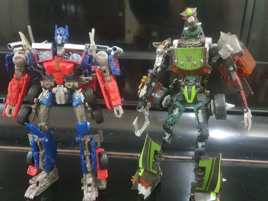Transformers toys (Category: Action & Battle Toys) located in Manila. Submitted by miguelharv71186 (Listing ID 1401219798, Image 1). Description: 800 for Prime 1000 for lockdown if set 1700 prime with issue crack on left arm but can still transform buyer will book malolos bulacan loc.