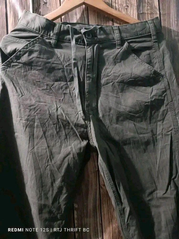 UJ71: Uniqlo Olive Utility Work Pants (Small on Tag) (Category: Trousers) located in Baguio. Submitted by thanksgodforthedogs (Listing ID 1401286366, Image 3). Description: Tap and Swipe for Actual Photos and Details UNIQLO UTILITY WORK PANTS TAG: SMALL COLOR: OLIVE Manual Measurements (Medida) W: 31" Length: 38" Rise: 12" 7 Pockets NOT FADED Can Be UNISEX Condition: Like New P480+ SF.