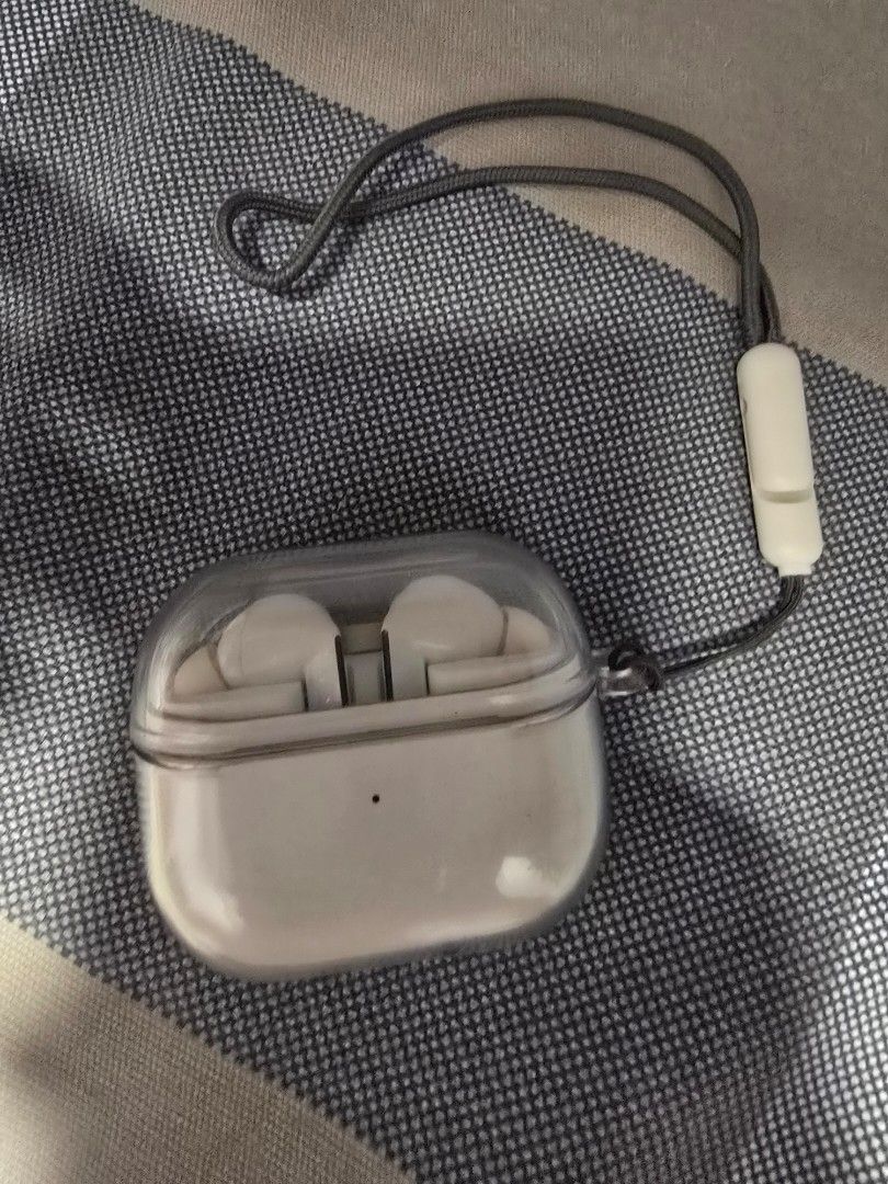 White Wireless Earbuds with Charging Case64244275215490112
