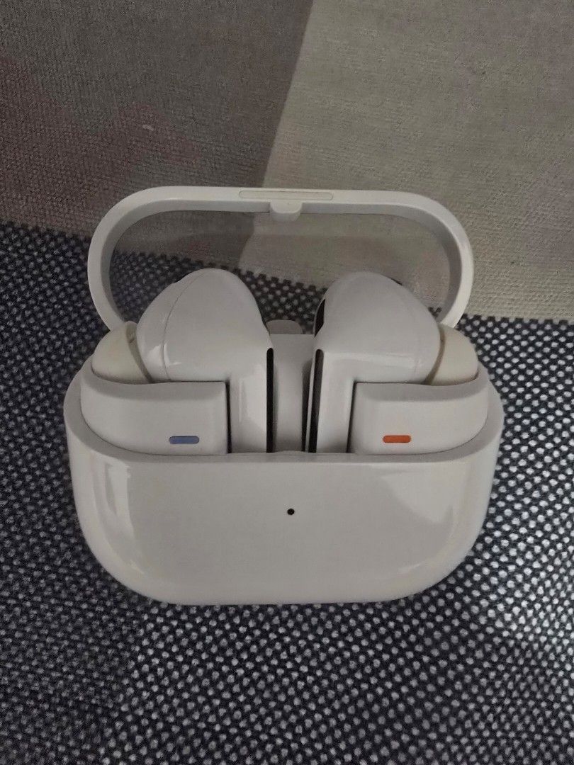 White Wireless Earbuds with Charging Case