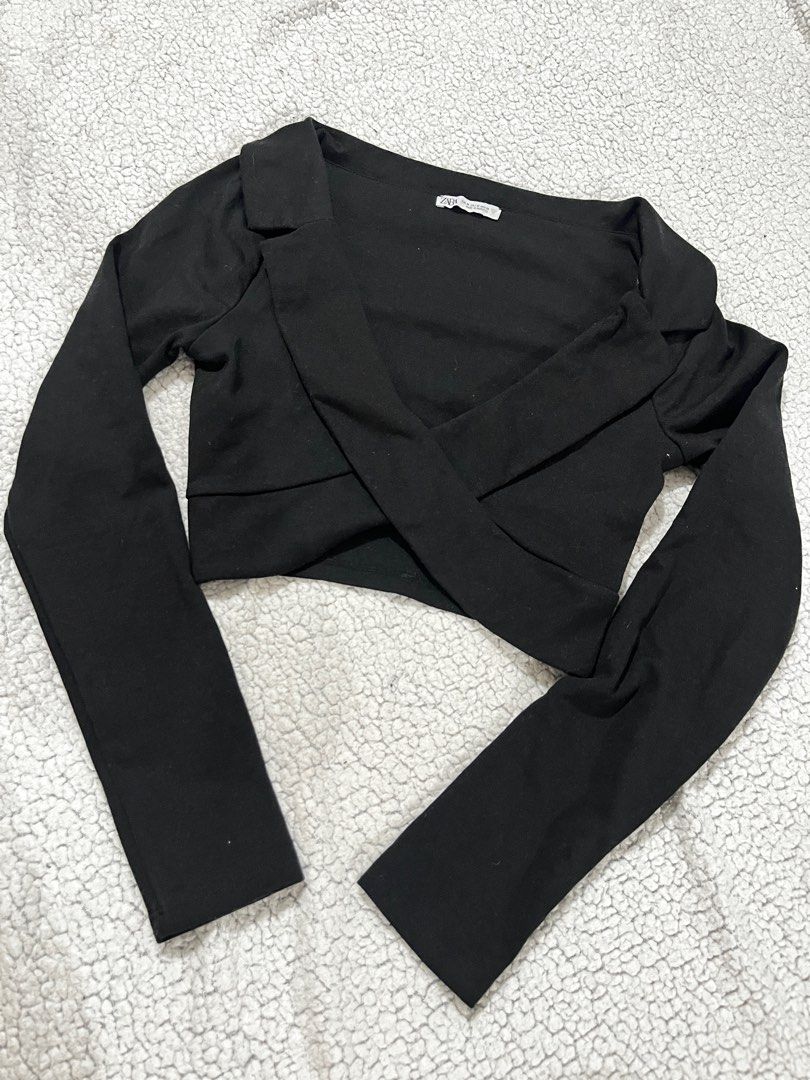 Zara Black Blazer Top (Category: Blouses) located in San Fernando. Submitted by declutterbydani__ (Listing ID 1401290868, Image 1). Description: - Zara black blazer top - Wrap-style design - Long sleeves - Blazer-style collar - Cropped length - Size M but can fit xs-s only.