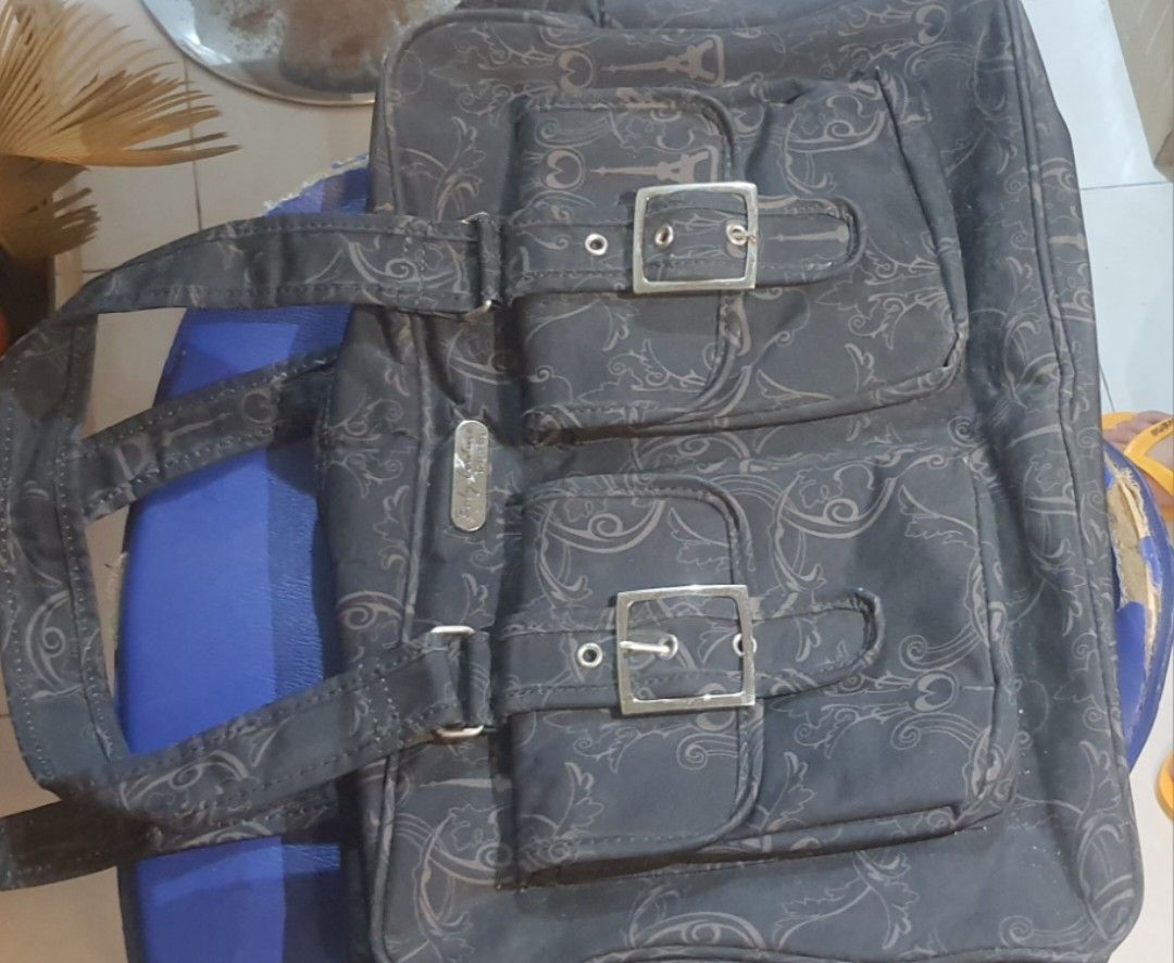 BABY COUTURE Diaper Bag Black Large (Category: Other Baby Bathing & Changing Needs) located in Manila. Submitted by royalwater_4020c8 (Listing ID 1401445890, Image 3). Description: -Baby Couture Diaper Bag - in Black - with Shoulder Strap - has a small puncture on the side pocket.