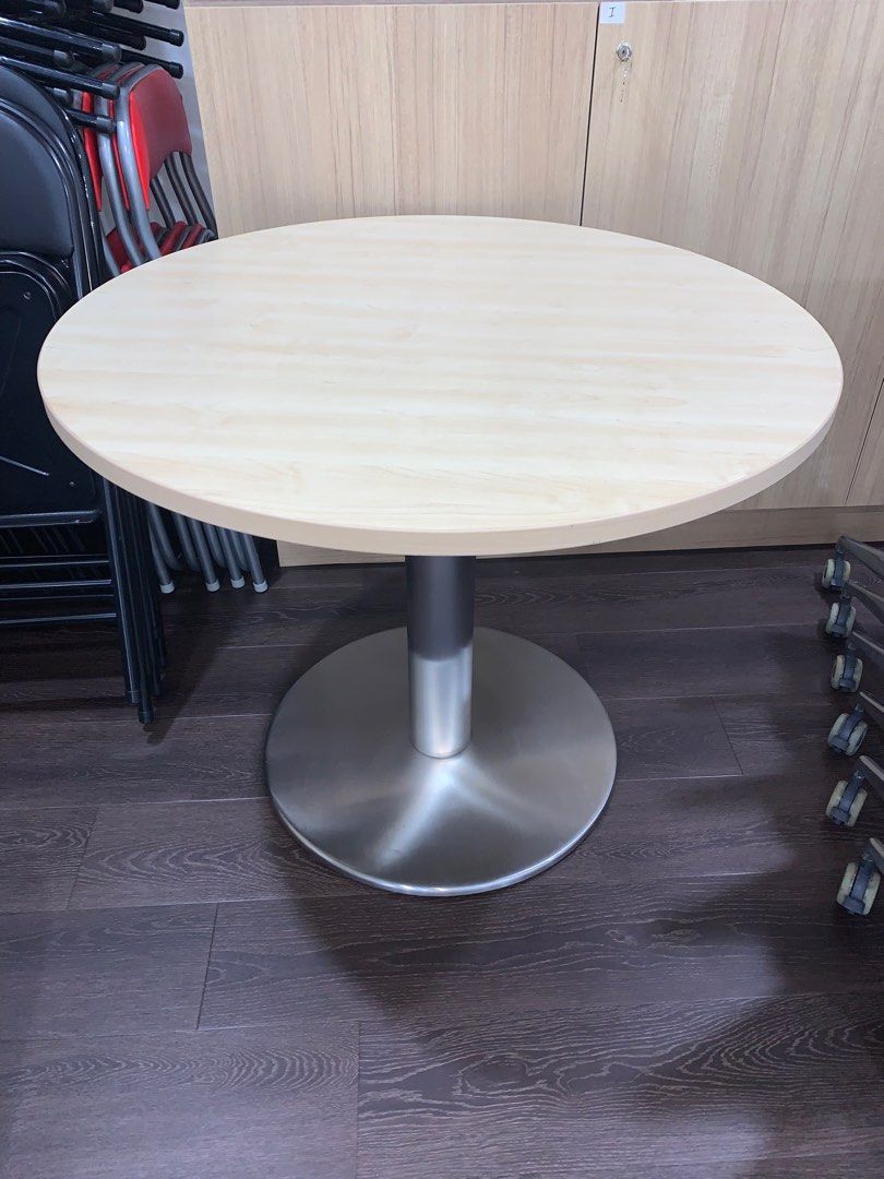 Brown Table (Category: Tables & Sets) located in Singapore. Submitted by spacesforpreloved (Listing ID 1401428329, Image 1). Description: Brown round table. Length 90cm, Height 72.5cm.