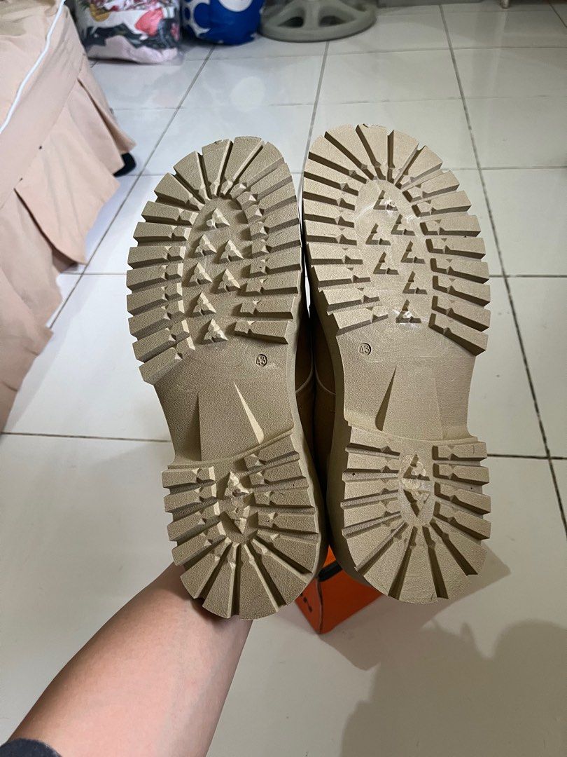 Chunky Brown Derby Shoes (Category: Dress Shoes) located in Bulacan. Submitted by thrifthustler (Listing ID 1401410988, Image 2). Description: Brown suede derby shoes Size 43 Fit to size 9.5 to 10 Fitted only Wrong size .