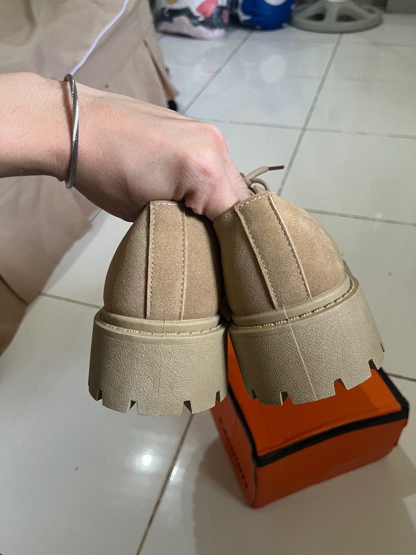 Chunky Brown Derby Shoes (Category: Dress Shoes) located in Bulacan. Submitted by thrifthustler (Listing ID 1401410988, Image 3). Description: Brown suede derby shoes Size 43 Fit to size 9.5 to 10 Fitted only Wrong size .