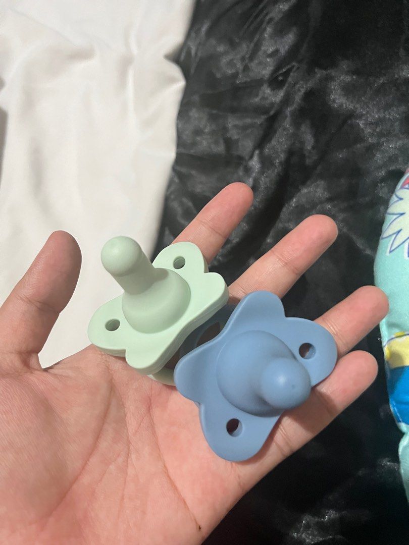 Dr Brown Happy Pacifier (Category: Soothers & Pacifiers) located in Quezon City. Submitted by _____sopii (Listing ID 1401439559, Image 2). Description: Used once lang kaso ayaw ni baby. Sterilized na po ito.