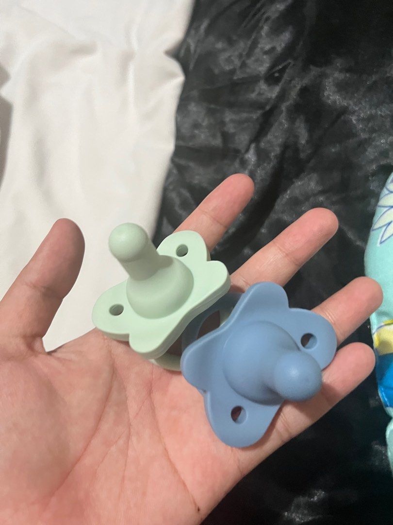 Dr Brown Happy Pacifier (Category: Soothers & Pacifiers) located in Quezon City. Submitted by _____sopii (Listing ID 1401439559, Image 3). Description: Used once lang kaso ayaw ni baby. Sterilized na po ito.