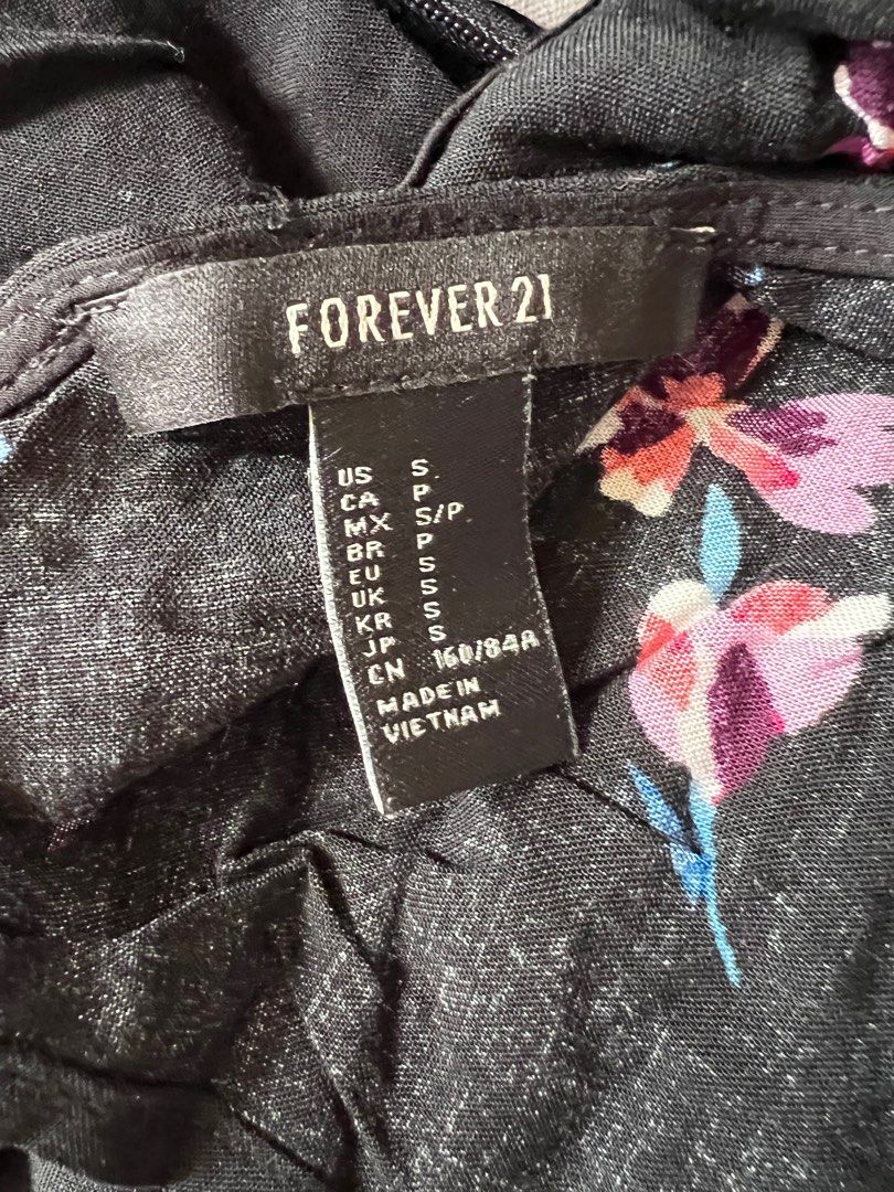 Forever21 Bell Sleeve Dress (Category: Dresses) located in Marikina City. Submitted by klh927 (Listing ID 1401402769, Image 2). Description: RFS: decluttering This is used but not abused, please manage your expectations 😊.