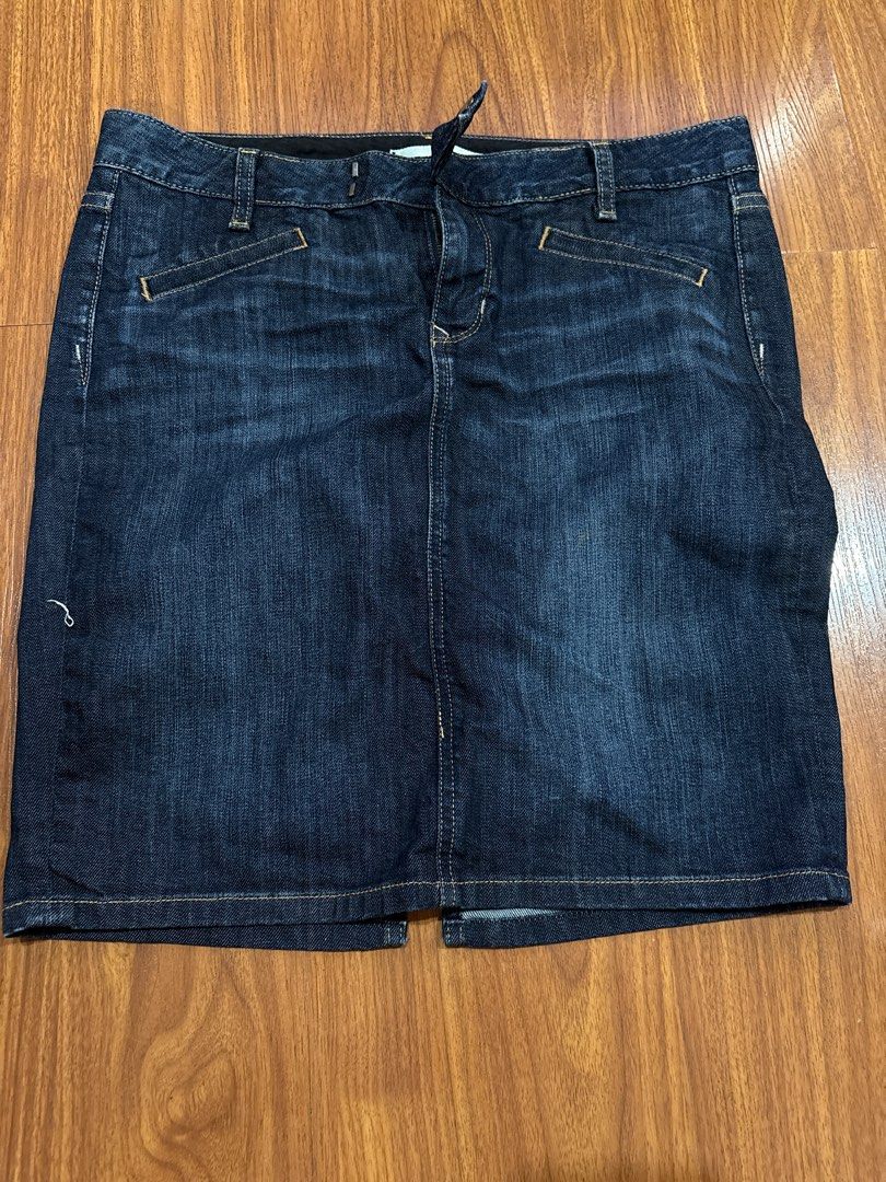 Gap Jeans Denim Skirt Size 8 (Category: Skirts) located in Manila. Submitted by dig76 (Listing ID 1401451128, Image 1). Description: - Gap Jeans denim skirt - Dark wash - Size 8 - Classic five-pocket design - Zip and button closure - Back slit - Made in China - Fabric: 88% cotton, 12% polyester.