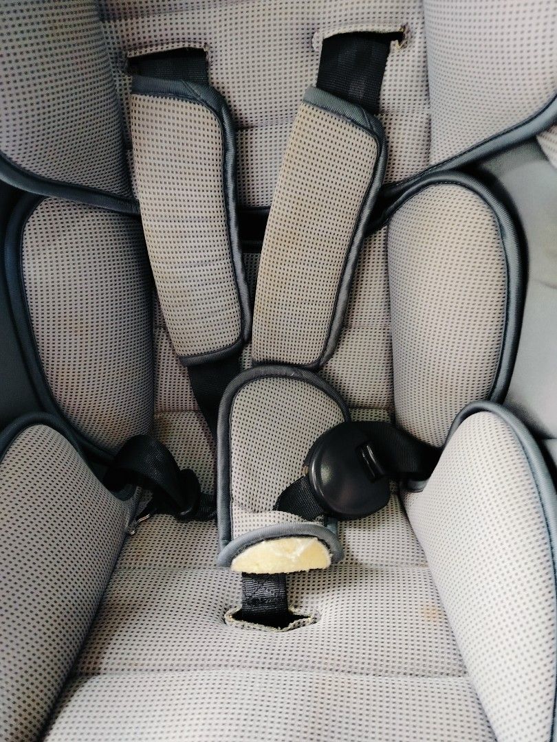 Giant Carrier Car Seat (Category: Car Seats) located in Muntinlupa City. Submitted by simon-nook (Listing ID 1401362440, Image 2). Description: -VERY GOOD CONDITION - Gray car seat - Padded seat and backrest for comfort - Five-point harness system - Provides support and protection -NOT Isofix.