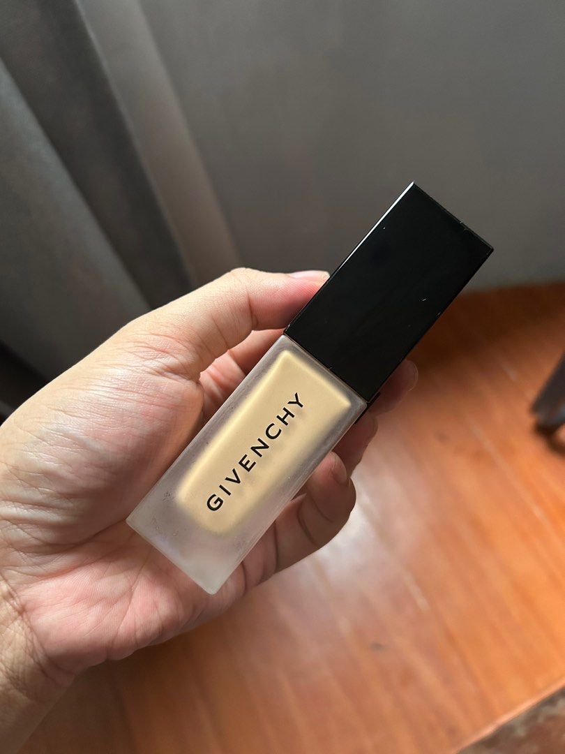 Givenchy Prisme Libre Skin-Caring Matte Foundation (Category: Makeup) located in Mandaluyong City. Submitted by quainvanity (Listing ID 1401420775, Image 2). Description: Used twice.
