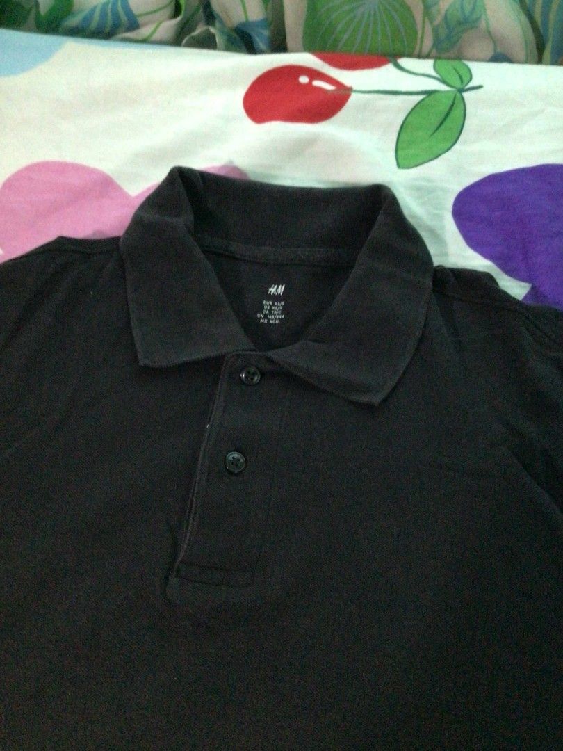 H&M Black Polo Shirt (Category: Tshirts & Polo Shirts ) located in General Trias. Submitted by dunht (Listing ID 1401430038, Image 2). Description: very good condition. Color Rate: 9/10 21 by 29..