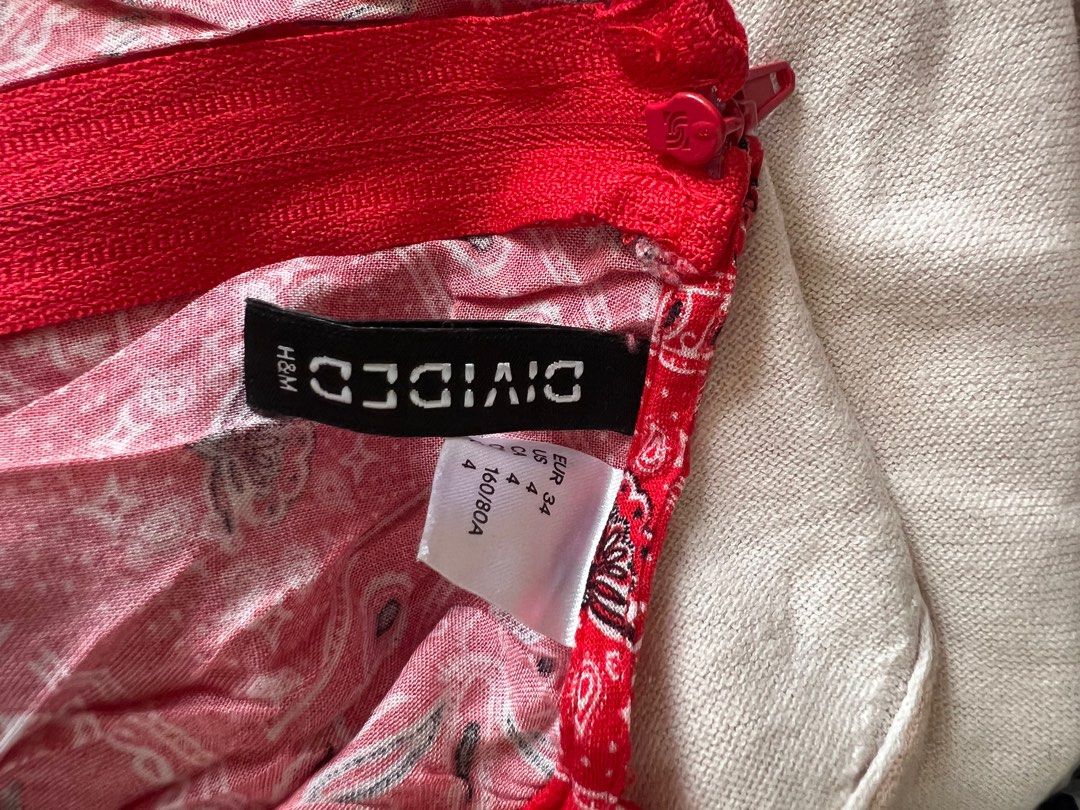 H&M Divided Paisley Dress (Category: Dresses) located in Marikina City. Submitted by klh927 (Listing ID 1401401570, Image 2). Description: Fits XS-S frames RFS: decluttering This is used but not abused, please manage your expectations 😊.