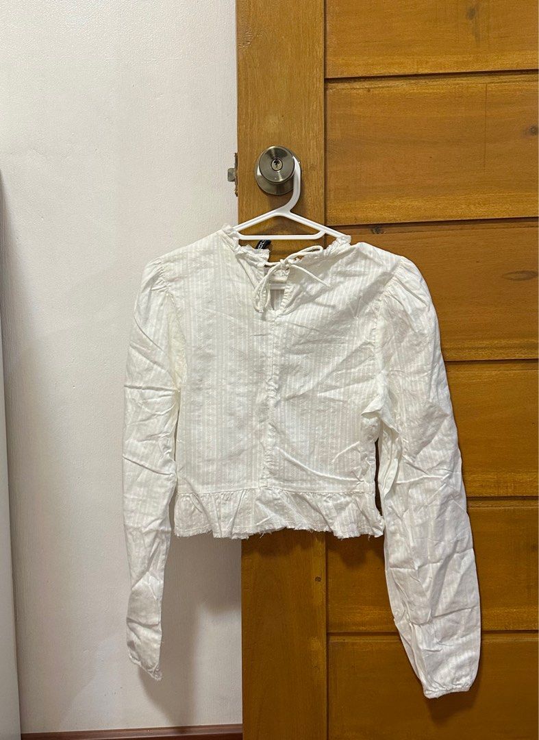 H&M Formal Top (Category: Blouses) located in Dasmarinas. Submitted by mnqstuff (Listing ID 1401462432, Image 3). Description: Used once! .