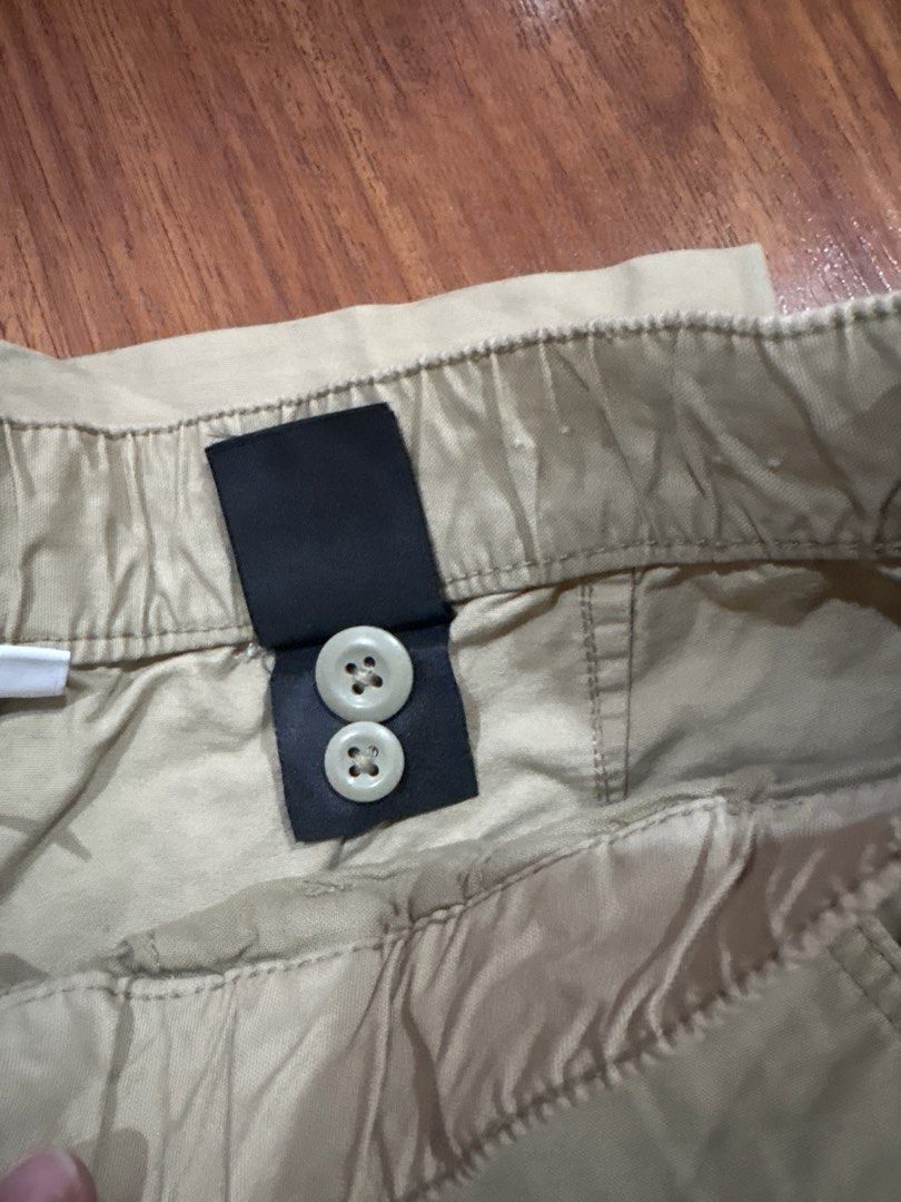 H&M Khaki Shorts - Size M (Category: Joggers) located in Manila. Submitted by dig76 (Listing ID 1401449091, Image 2). Description: - H&M Khaki pants - Size: M - Features: Elastic waistband, button closure - Design: Classic - Fabric: Durable - Ideal for: Casual wear.