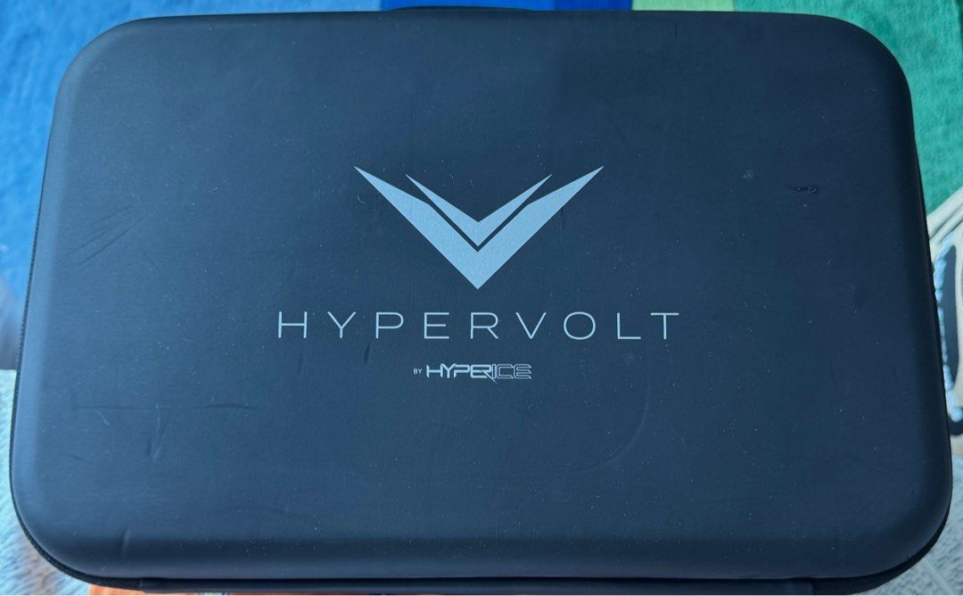Hyperice Hypervolt Percussion Massager （分類：按摩紓緩用品）位於 Hong Kong。 由 minion555 提交（商品編號 1401366309，圖片 1）。簡介： Hypervolt percussion massager comes with multiple attachments and a charger. It is stored in a black carrying case. The device is silver and black. The case also contains a user manual. This massager is designed to help with muscle recovery and relaxation.。