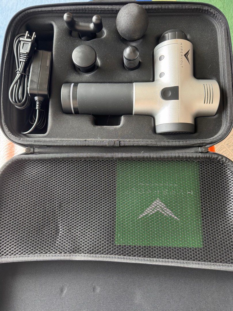 Hyperice Hypervolt Percussion Massager （分類：按摩紓緩用品）位於 Hong Kong。 由 minion555 提交（商品編號 1401366309，圖片 2）。簡介： Hypervolt percussion massager comes with multiple attachments and a charger. It is stored in a black carrying case. The device is silver and black. The case also contains a user manual. This massager is designed to help with muscle recovery and relaxation.。