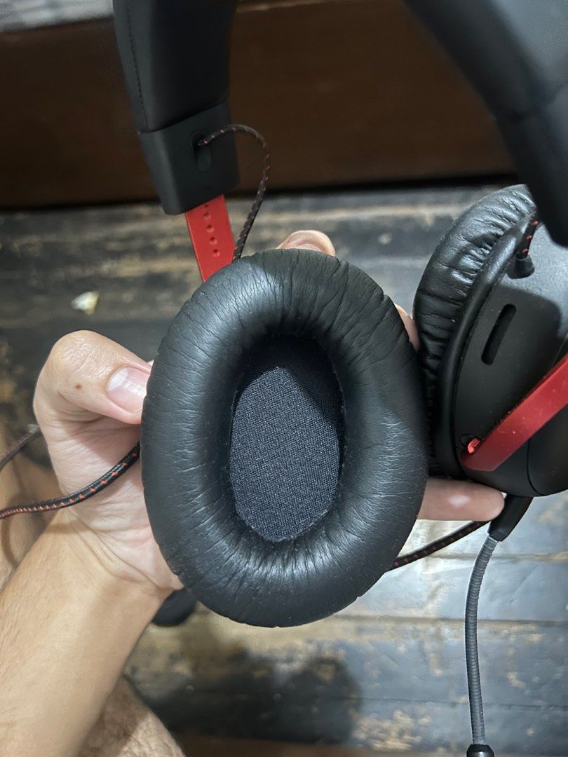 HyperX Cloud III/3 (Category: Headphones & Headsets) located in Quezon City. Submitted by adarpgaming (Listing ID 1334669281, Image 3). Description: No issue sa performance Di nagagamit , mas trip ko earbuds No box na po but with cables Issue last pic, parang natunaw po, not sure kung saan naiwan bakit nagkaganun Qc area .