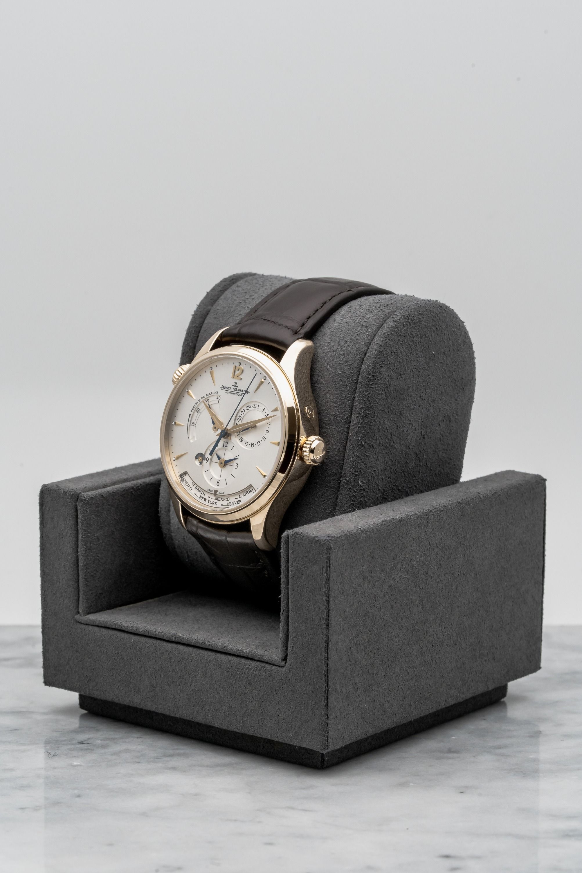 Jaeger-LeCoultre Master Geographic Q1422521 – 18K Rose Gold, Silver Dial • 2017 • 📦 & 📄 (Category: Watches) located in Singapore. Submitted by timetells (Listing ID 1401420519, Image 2). Description: Brand: Jaeger-LeCoultre Model: Master Geographic Reference Number: Q1422521 Year: 2017 Case Size: 39 mm Case: 18K Rose Gold Dial: Silver Sunray-Brushed with World Time Subdial, Power Reserve, Date & Second Time Zone Strap: Brown Alligator Leather w