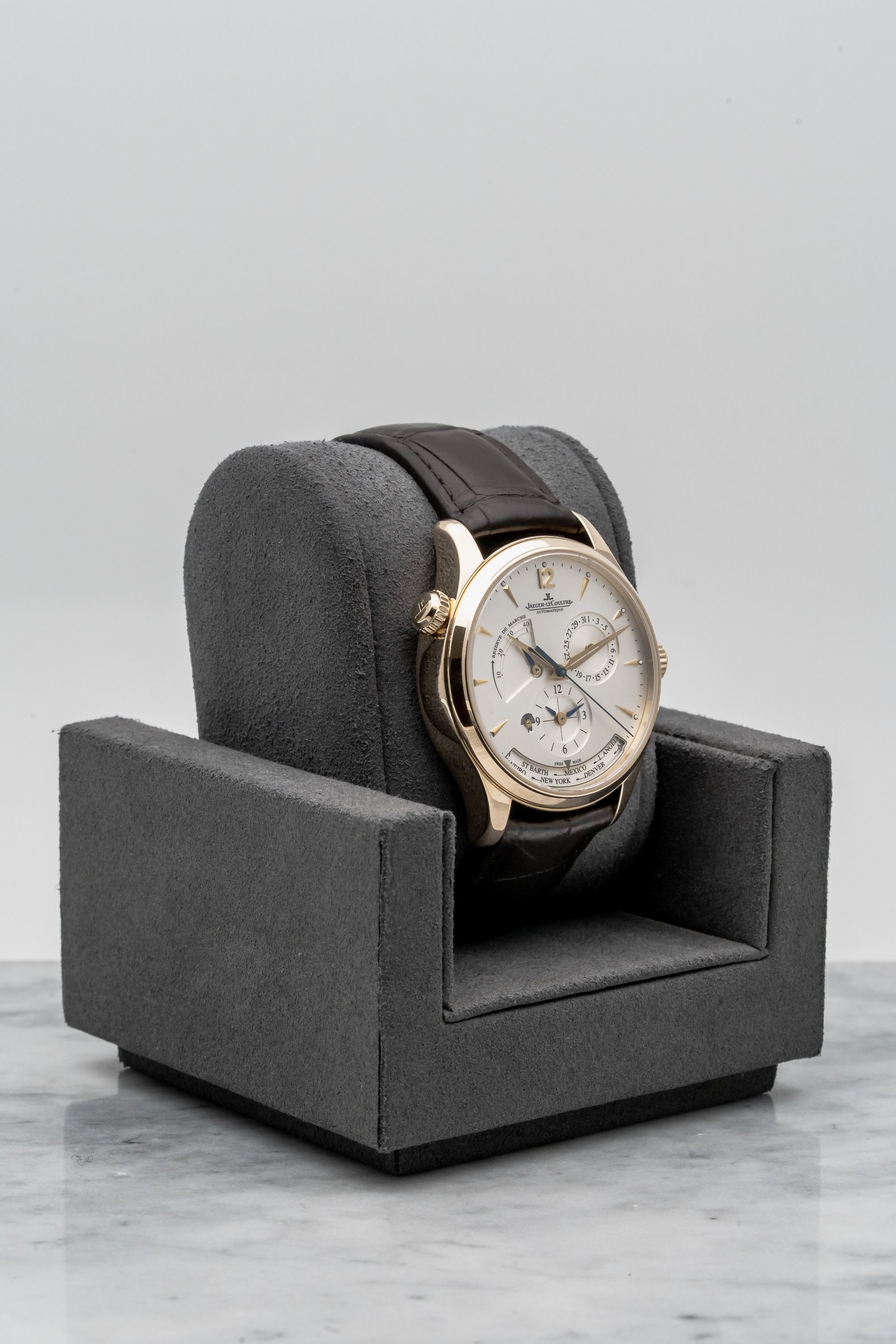 Jaeger-LeCoultre Master Geographic Q1422521 – 18K Rose Gold, Silver Dial • 2017 • 📦 & 📄 (Category: Watches) located in Singapore. Submitted by timetells (Listing ID 1401420519, Image 3). Description: Brand: Jaeger-LeCoultre Model: Master Geographic Reference Number: Q1422521 Year: 2017 Case Size: 39 mm Case: 18K Rose Gold Dial: Silver Sunray-Brushed with World Time Subdial, Power Reserve, Date & Second Time Zone Strap: Brown Alligator Leather w
