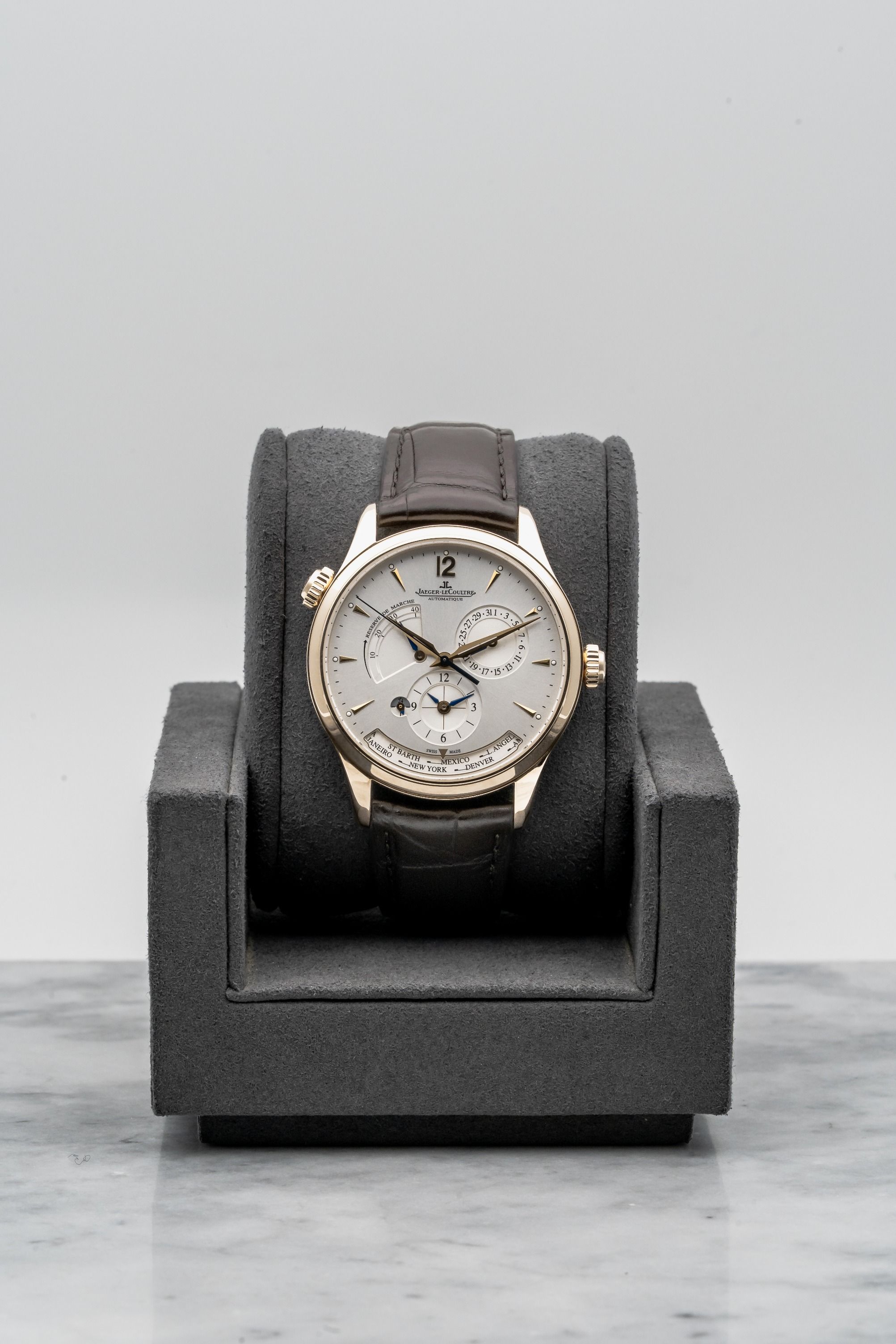 Jaeger-LeCoultre Master Geographic Q1422521 – 18K Rose Gold, Silver Dial • 2017 • 📦 & 📄 (Category: Watches) located in Singapore. Submitted by timetells (Listing ID 1401420519, Image 1). Description: Brand: Jaeger-LeCoultre Model: Master Geographic Reference Number: Q1422521 Year: 2017 Case Size: 39 mm Case: 18K Rose Gold Dial: Silver Sunray-Brushed with World Time Subdial, Power Reserve, Date & Second Time Zone Strap: Brown Alligator Leather w