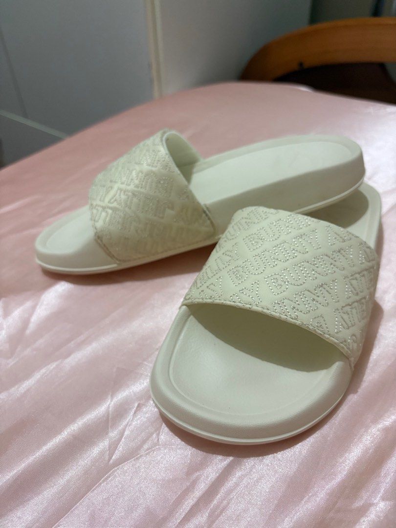 Jelly Bunny Slides (Category: Slippers and slides) located in San Pablo. Submitted by declutterwithmelqc (Listing ID 1401441391, Image 2). Description: - Cream-colored Jelly Bunny slides - Size USA 7 (23.9cm) - Features Jelly Bunny logo - Tag still attached - Textured strap design - Patterned sole .